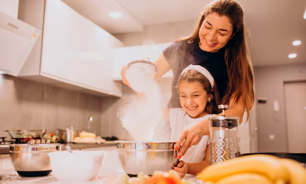 mãe e filha cozinhando